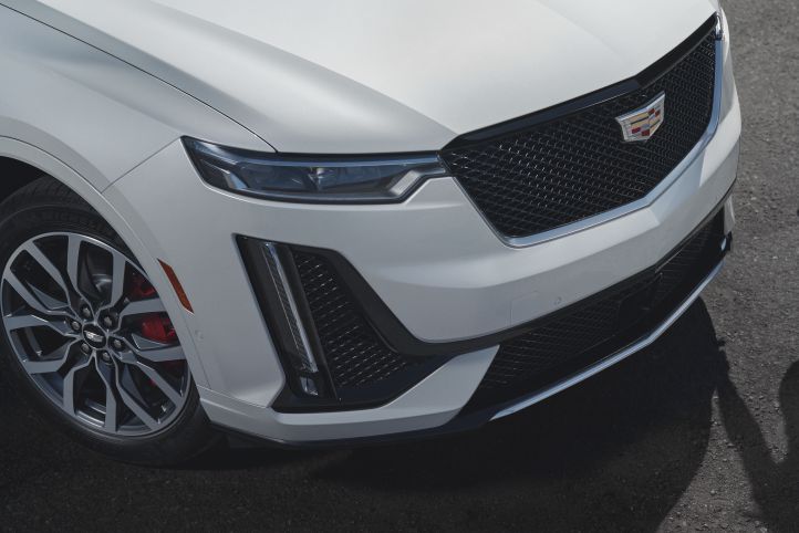 HIGH-GLOSS BLACK GRILL WITH THE SPORT TRIM